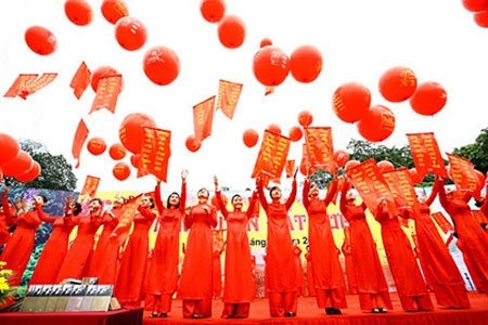 Thả thơ - một hoạt động thu hút công chúng trong ngày thơ Việt Nam.